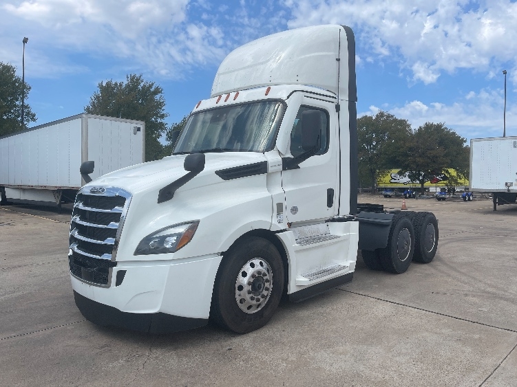 2023 Freightliner Cascadia in Dallas, TX — photo 3