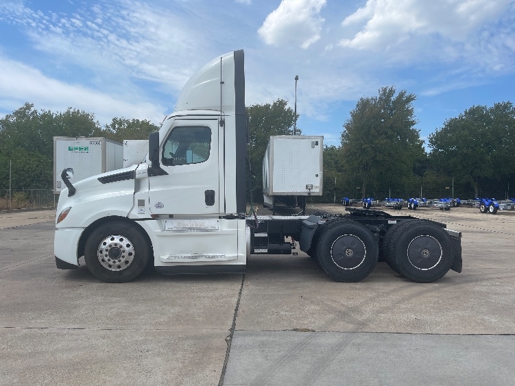 2023 Freightliner Cascadia in Dallas, TX — photo 4