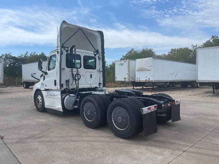 2023 Freightliner Cascadia in Dallas, TX — photo 5