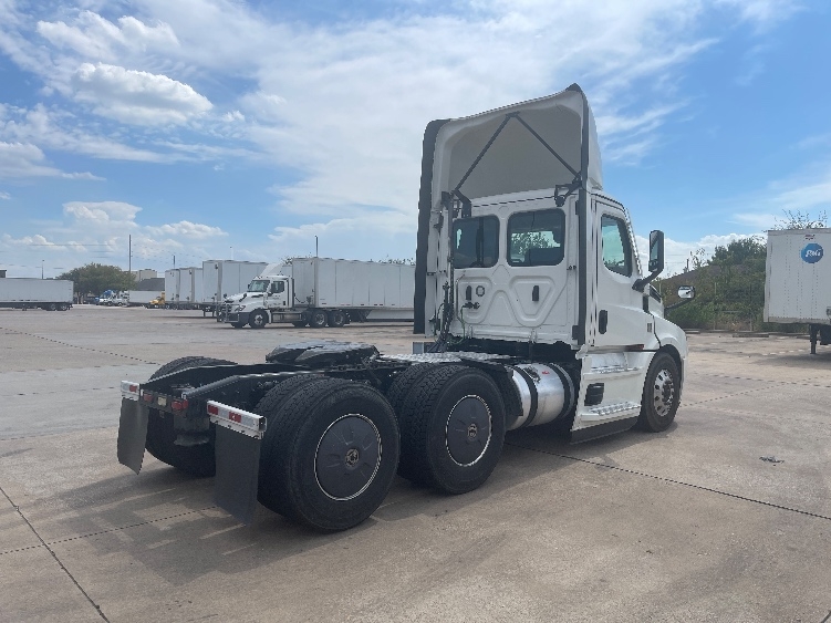2023 Freightliner Cascadia in Dallas, TX — photo 7
