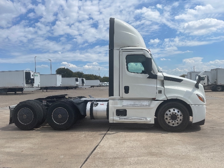 2023 Freightliner Cascadia in Dallas, TX — photo 8