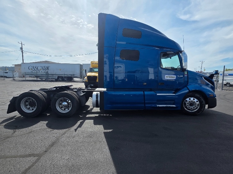 2023 Volvo VNL 760 in Spokane Valley, WA — photo 8