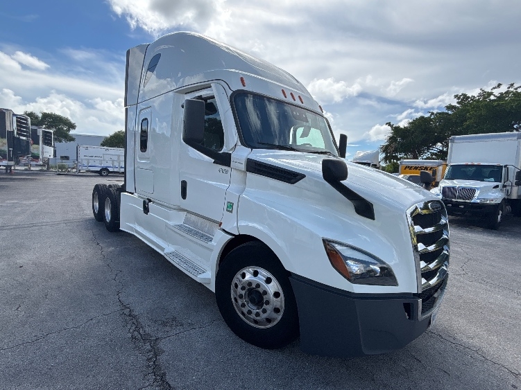 2022 Freightliner Cascadia in Medley, FL
