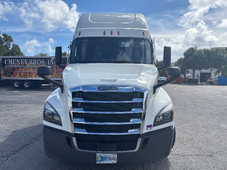 2022 Freightliner Cascadia in Medley, FL — photo 2