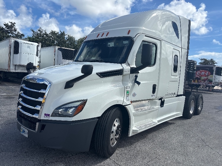 2022 Freightliner Cascadia in Medley, FL — photo 3