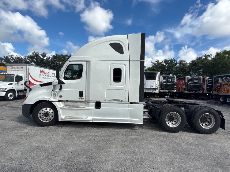 2022 Freightliner Cascadia in Medley, FL — photo 4