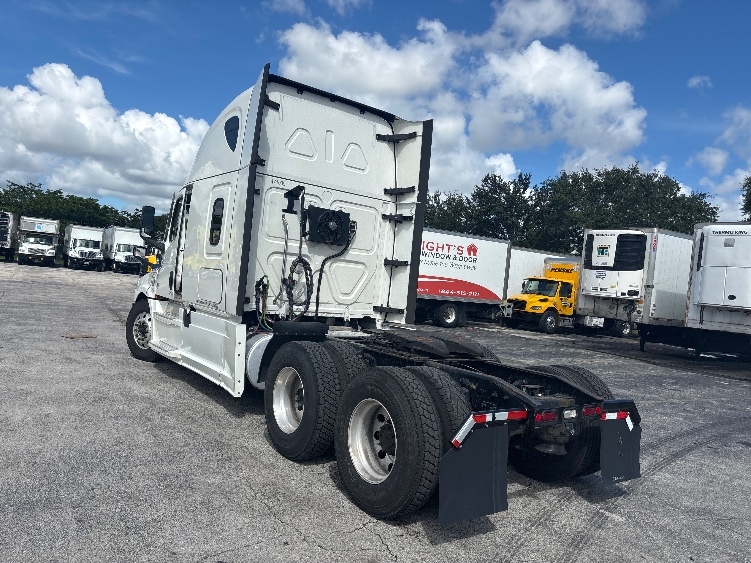 2022 Freightliner Cascadia in Medley, FL — photo 5