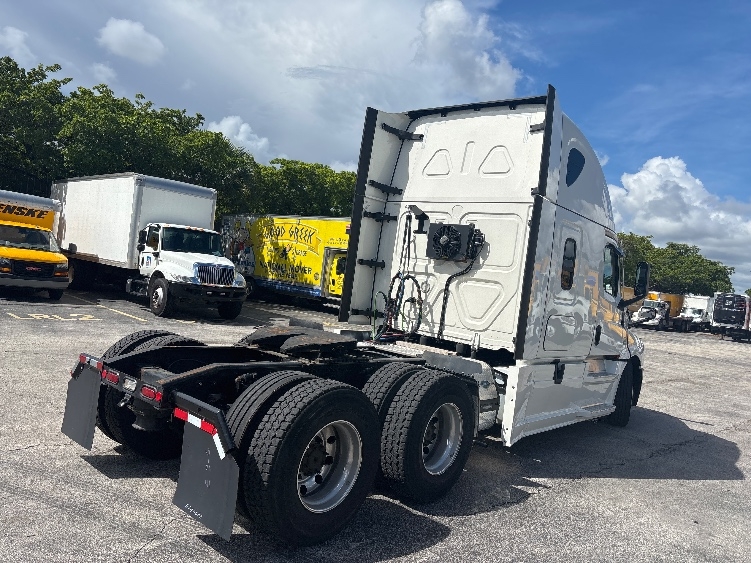 2022 Freightliner Cascadia in Medley, FL — photo 7