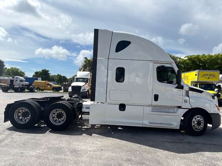 2022 Freightliner Cascadia in Medley, FL — photo 8