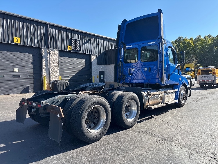 2023 Freightliner Cascadia in Jessup, PA — photo 7