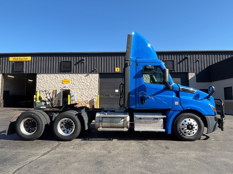 2023 Freightliner Cascadia in Jessup, PA — photo 8