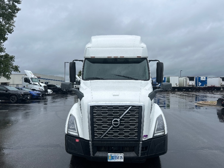 2023 Volvo VNL 760 in Milwaukee, WI — photo 2