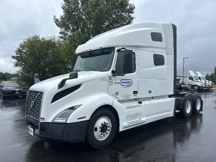 2023 Volvo VNL 760 in Milwaukee, WI — photo 3