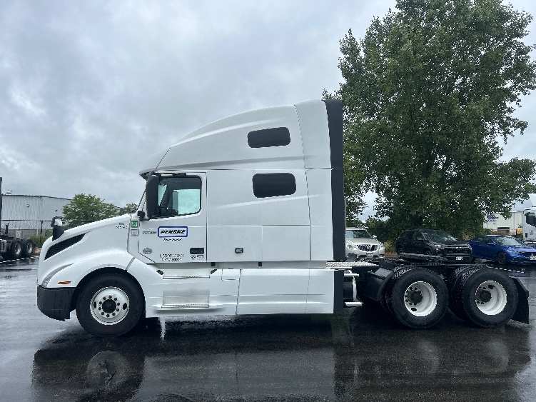 2023 Volvo VNL 760 in Milwaukee, WI — photo 4
