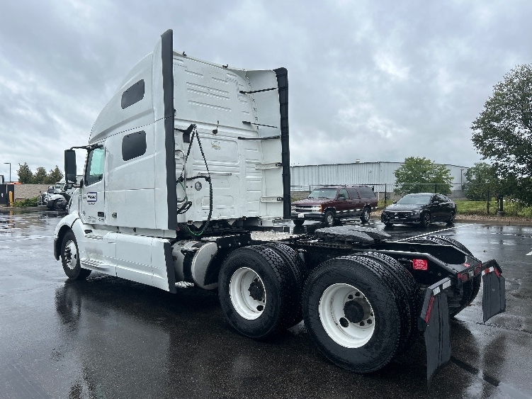 2023 Volvo VNL 760 in Milwaukee, WI — photo 5