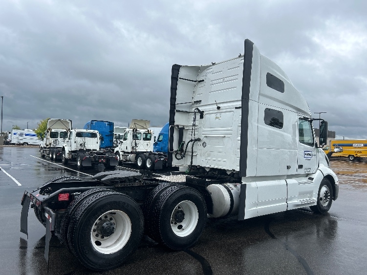 2023 Volvo VNL 760 in Milwaukee, WI — photo 7