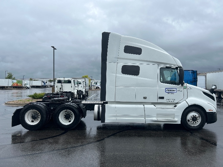 2023 Volvo VNL 760 in Milwaukee, WI — photo 8