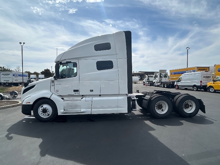 2023 Volvo VNL 760 in West Sacramento, CA — photo 4