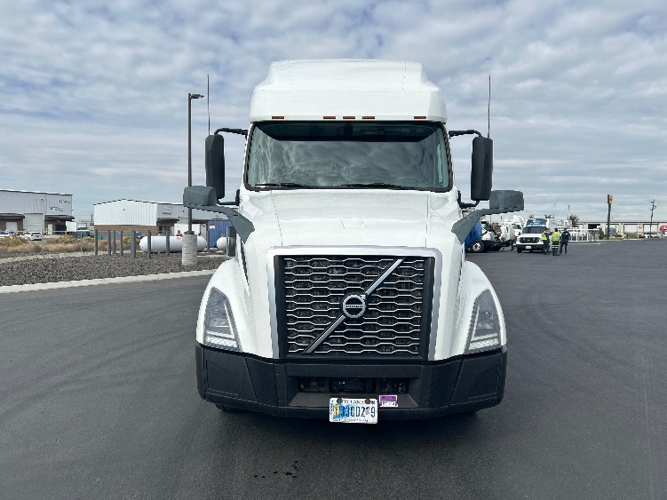2023 Volvo VNL 760 in Fontana, CA — photo 2