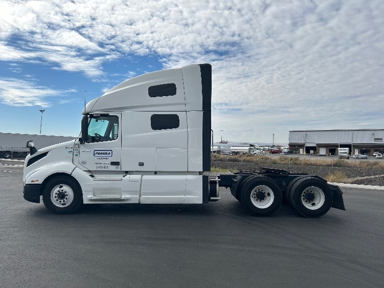 2023 Volvo VNL 760 in Fontana, CA — photo 4