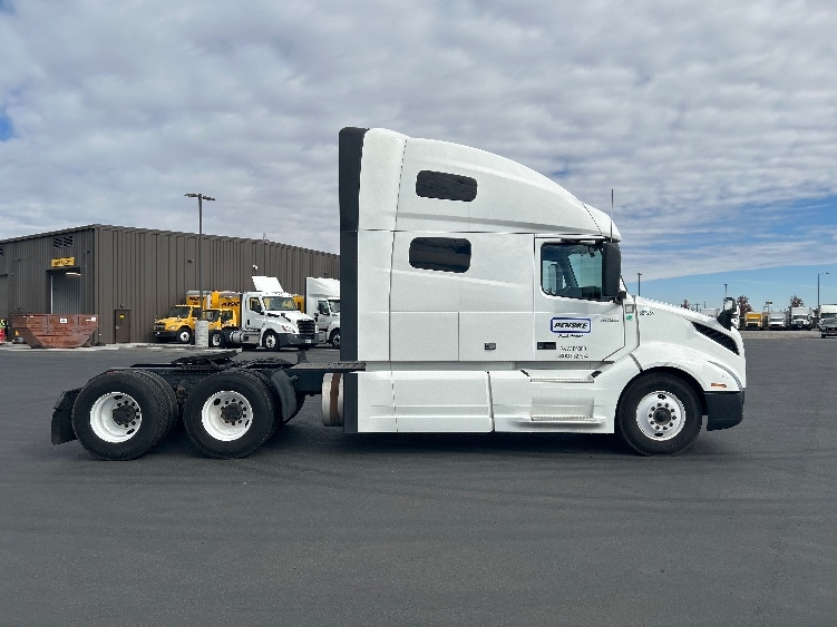 2023 Volvo VNL 760 in Fontana, CA — photo 8