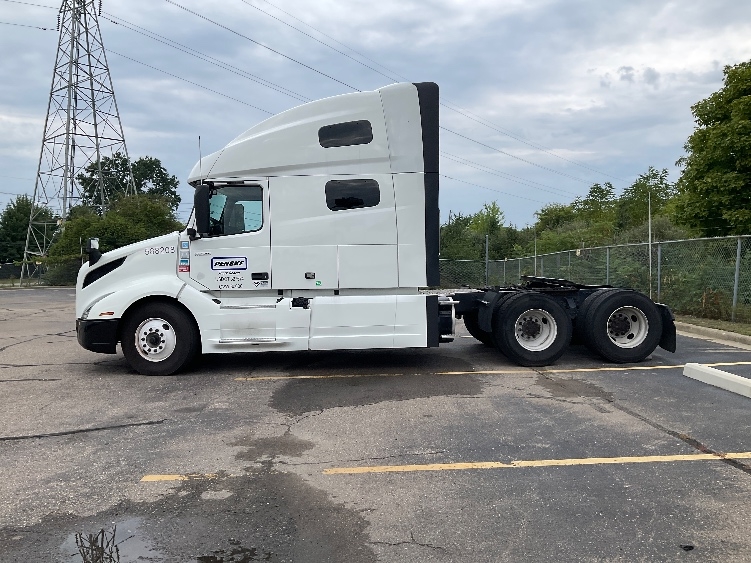 2023 Volvo VNL 760 in Romulus, MI — photo 4