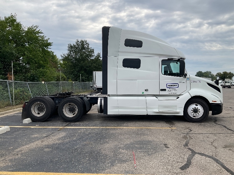 2023 Volvo VNL 760 in Romulus, MI — photo 8