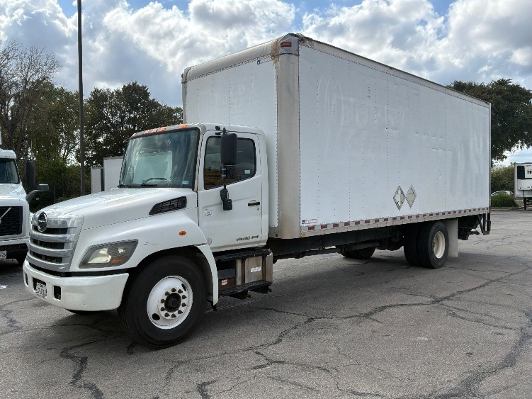 2016 Hino 268 in Austin, TX — photo 3