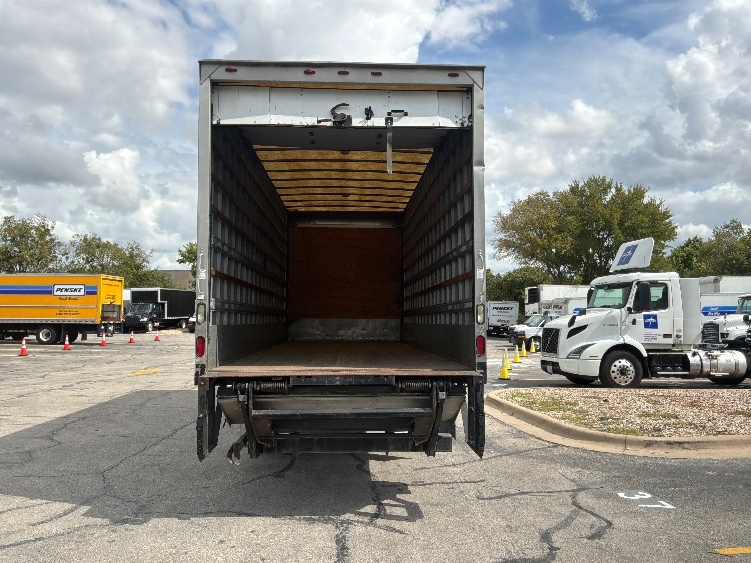 2016 Hino 268 in Austin, TX — photo 8