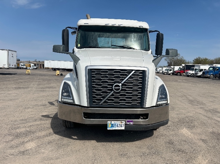 2019 Volvo VNL 300 in Flower Mound, TX — photo 2