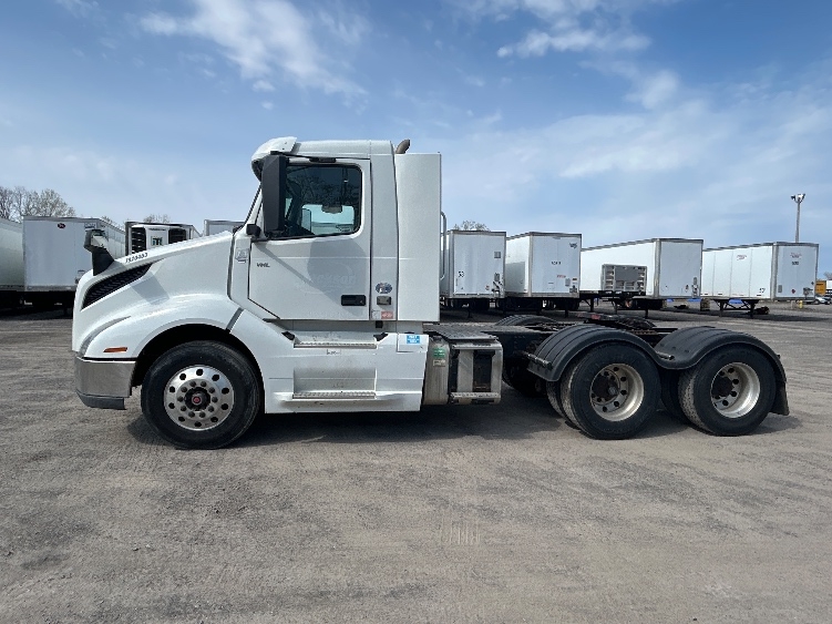 2019 Volvo VNL 300 in Flower Mound, TX — photo 4