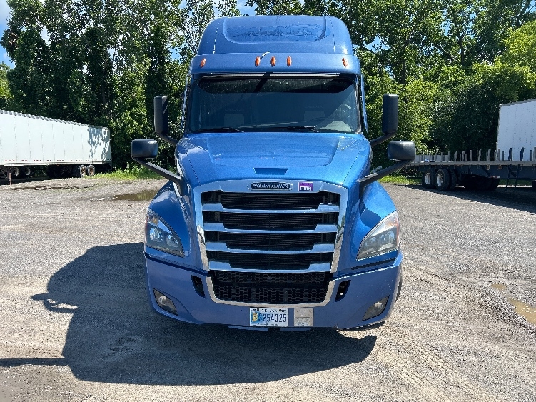 2020 Freightliner Cascadia in Fredonia, NY — photo 2