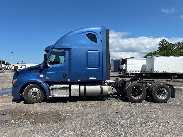 2020 Freightliner Cascadia in Fredonia, NY — photo 4
