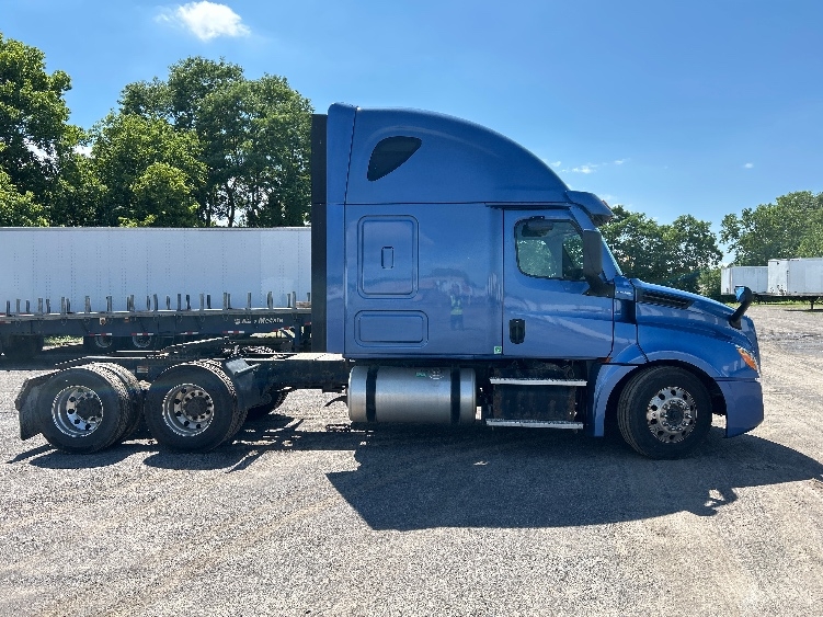 2020 Freightliner Cascadia in Fredonia, NY — photo 8