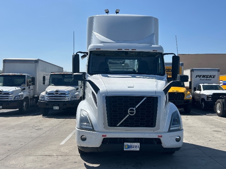2021 Volvo VNR 640 in Fontana, CA — photo 2