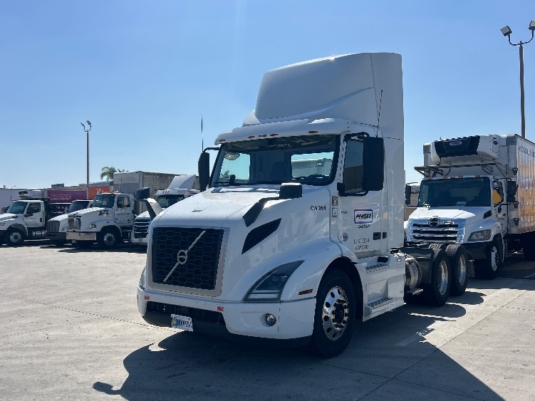 2021 Volvo VNR 640 in Fontana, CA — photo 3