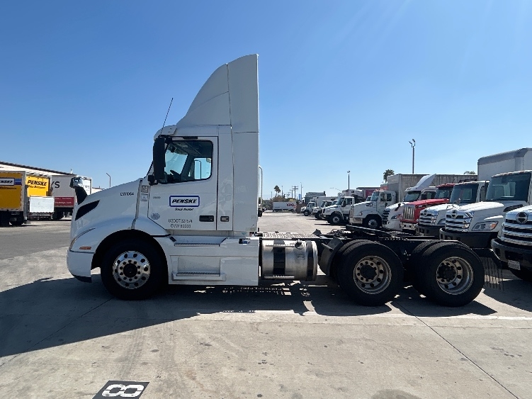 2021 Volvo VNR 640 in Fontana, CA — photo 4