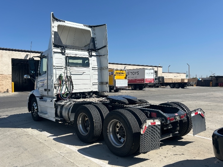 2021 Volvo VNR 640 in Fontana, CA — photo 5