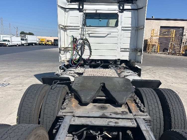 2021 Volvo VNR 640 in Fontana, CA — photo 6