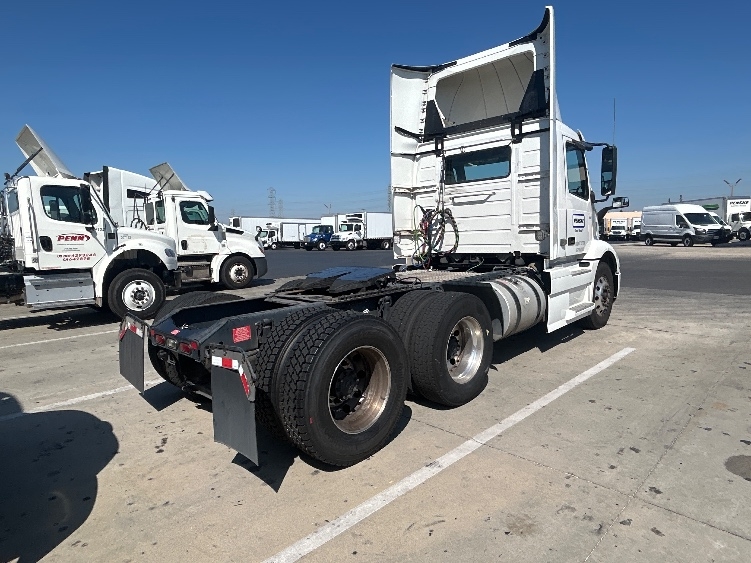 2021 Volvo VNR 640 in Fontana, CA — photo 7
