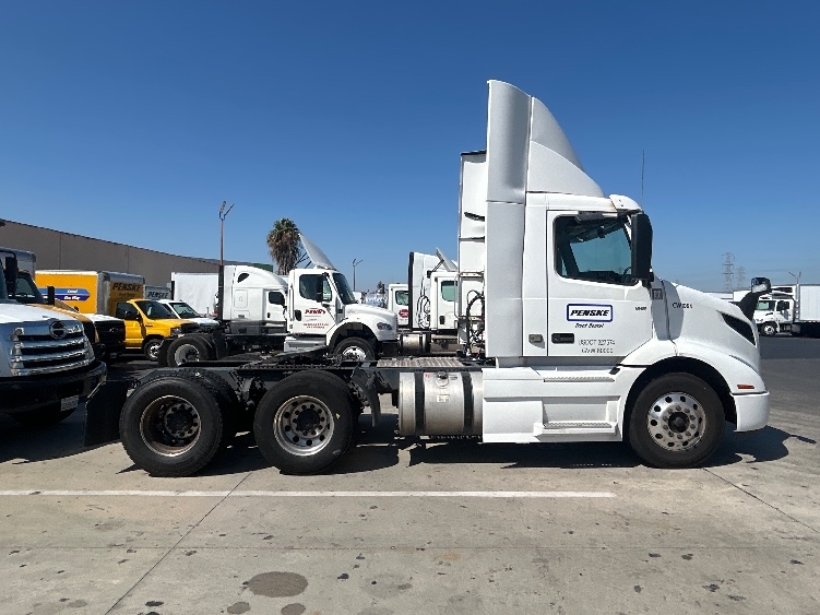 2021 Volvo VNR 640 in Fontana, CA — photo 8