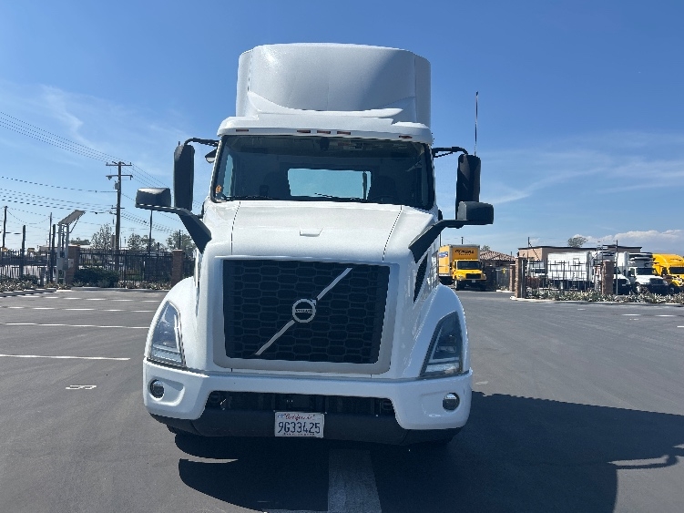 2021 Volvo VNR 640 in Fontana, CA — photo 2