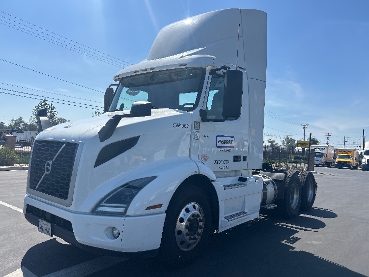 2021 Volvo VNR 640 in Fontana, CA — photo 3