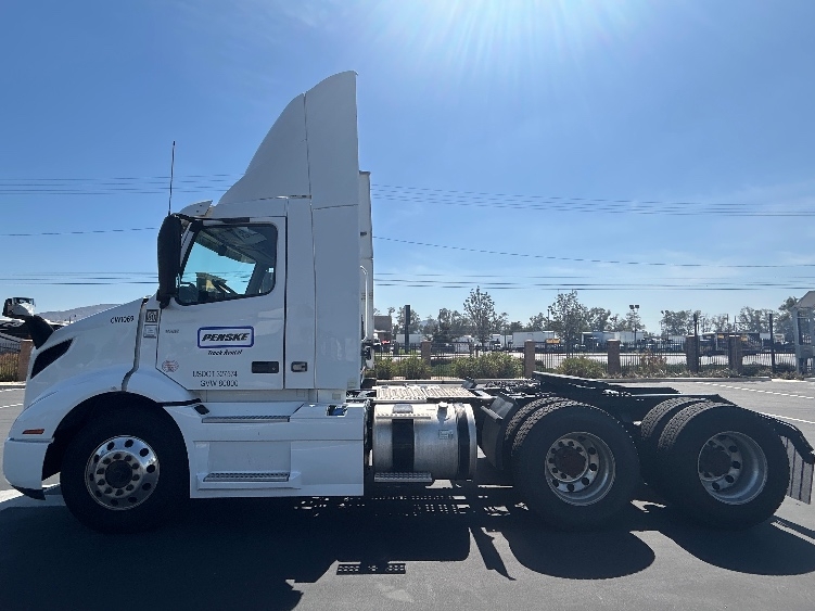 2021 Volvo VNR 640 in Fontana, CA — photo 4