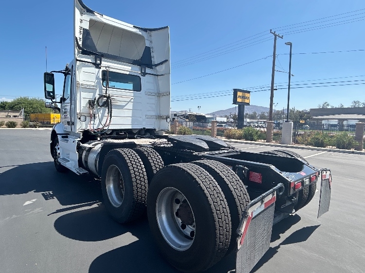 2021 Volvo VNR 640 in Fontana, CA — photo 5