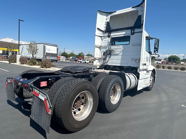 2021 Volvo VNR 640 in Fontana, CA — photo 7