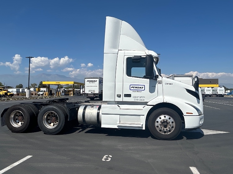 2021 Volvo VNR 640 in Fontana, CA — photo 8