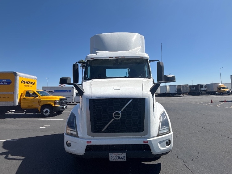 2021 Volvo VNR 640 in Fontana, CA — photo 2