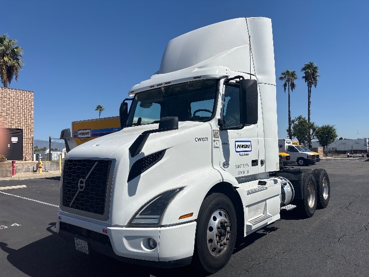 2021 Volvo VNR 640 in Fontana, CA — photo 3