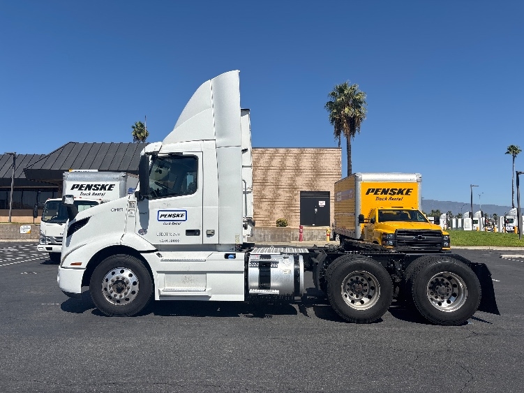 2021 Volvo VNR 640 in Fontana, CA — photo 4